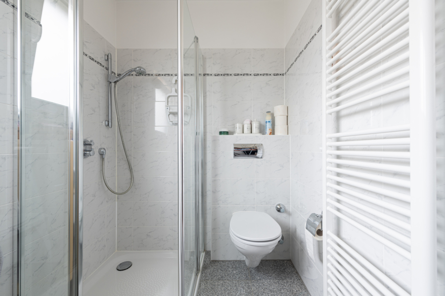 RESERVIERT - Modernisiertes Einfamilienhaus in idyllischer Lage - Duschbadezimmer Obergeschoss
