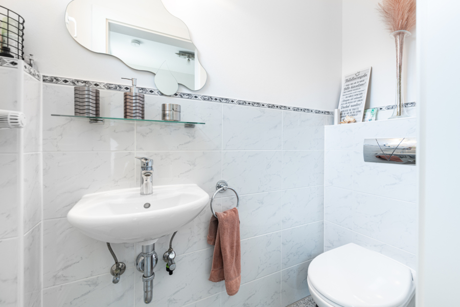 RESERVIERT - Modernisiertes Einfamilienhaus in idyllischer Lage - Gäste-WC Erdgeschoss
