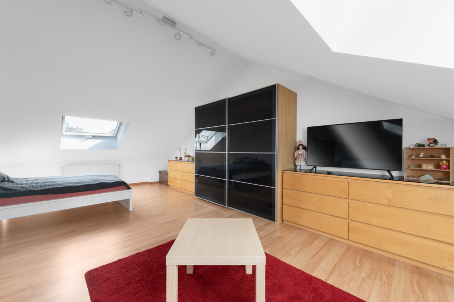 RESERVIERT - Modernisiertes Einfamilienhaus in idyllischer Lage - Jugendzimmer Dachgeschoss