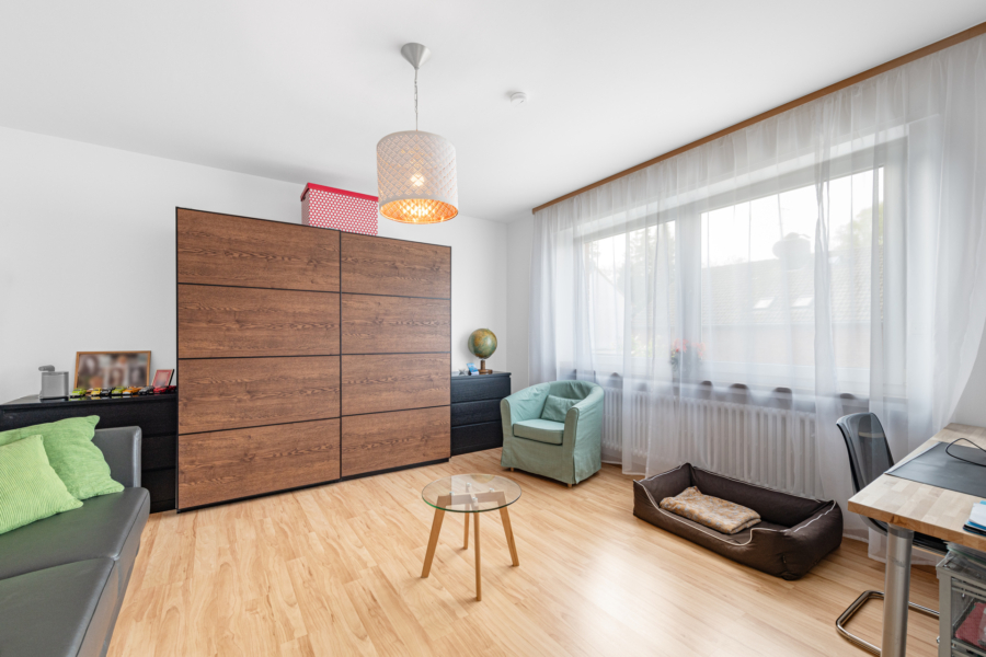 RESERVIERT - Modernisiertes Einfamilienhaus in idyllischer Lage - Zimmer 2_ Obergeschoss