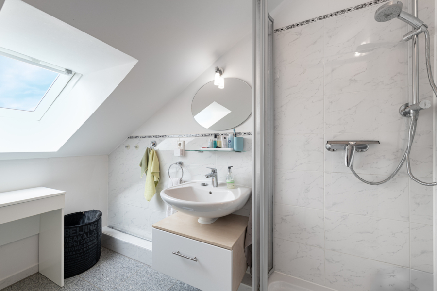 RESERVIERT - Modernisiertes Einfamilienhaus in idyllischer Lage - Duschbadezimmer Dachgeschoss